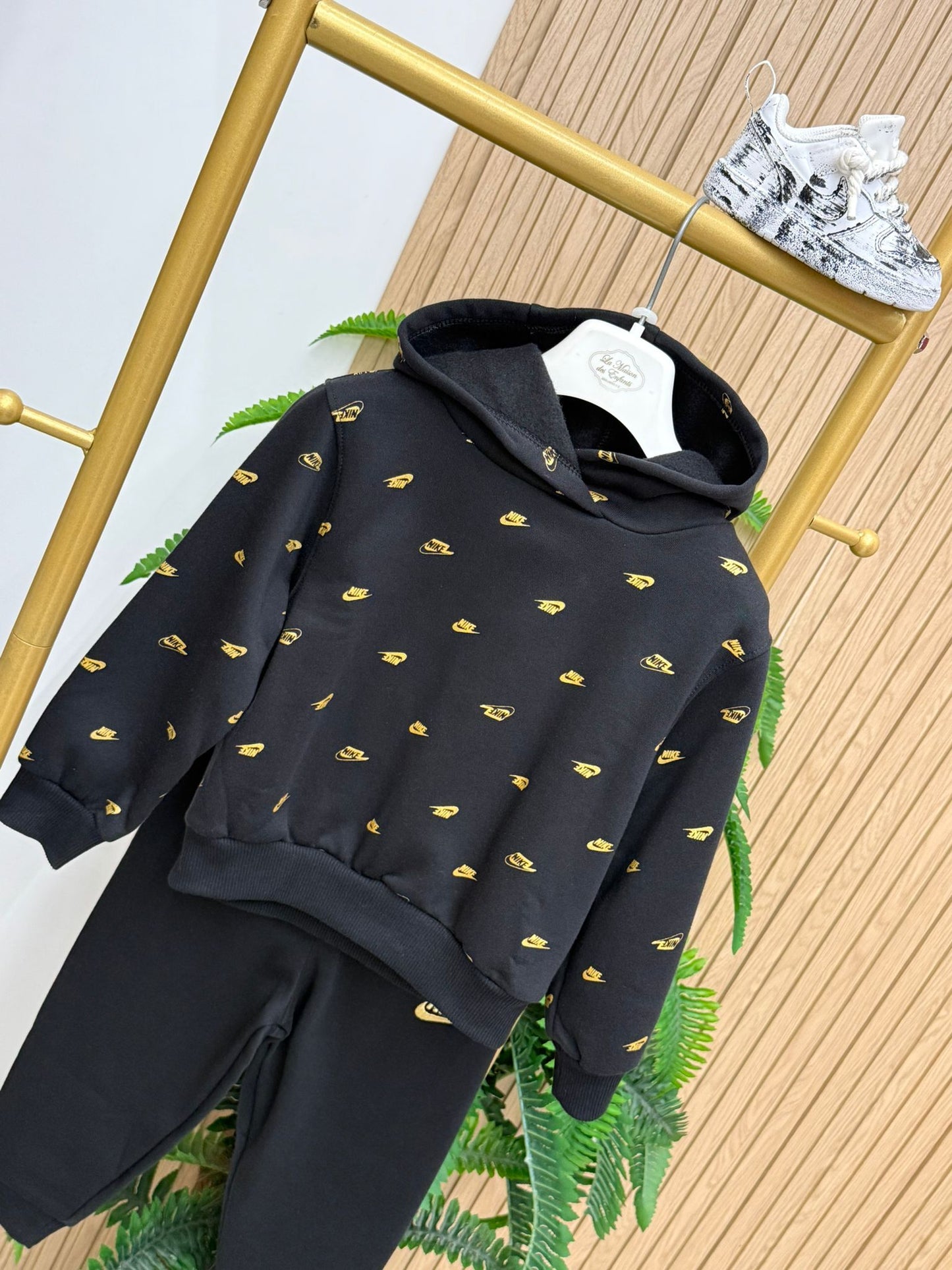 Tuta Nike logo gold