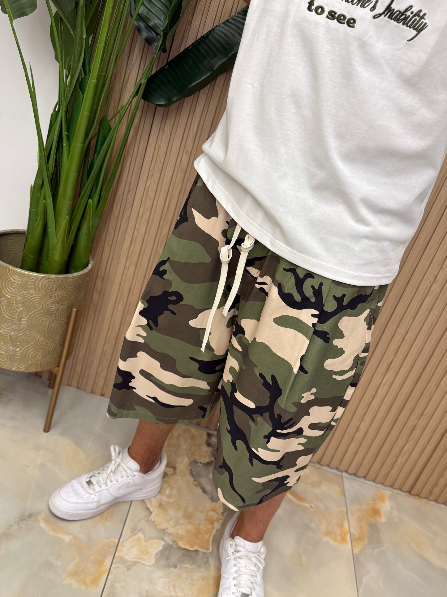Bermuda Militare Decrase