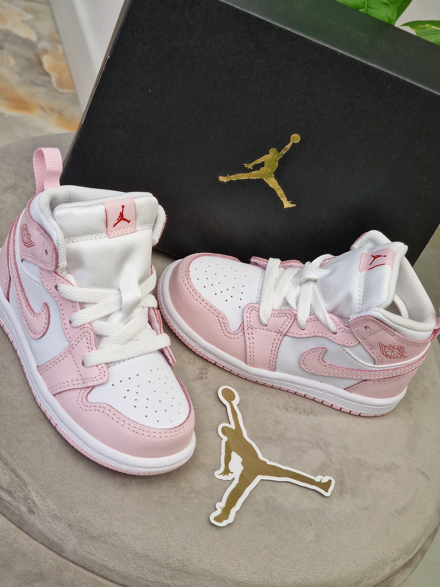Jordan 1 Mid Pink