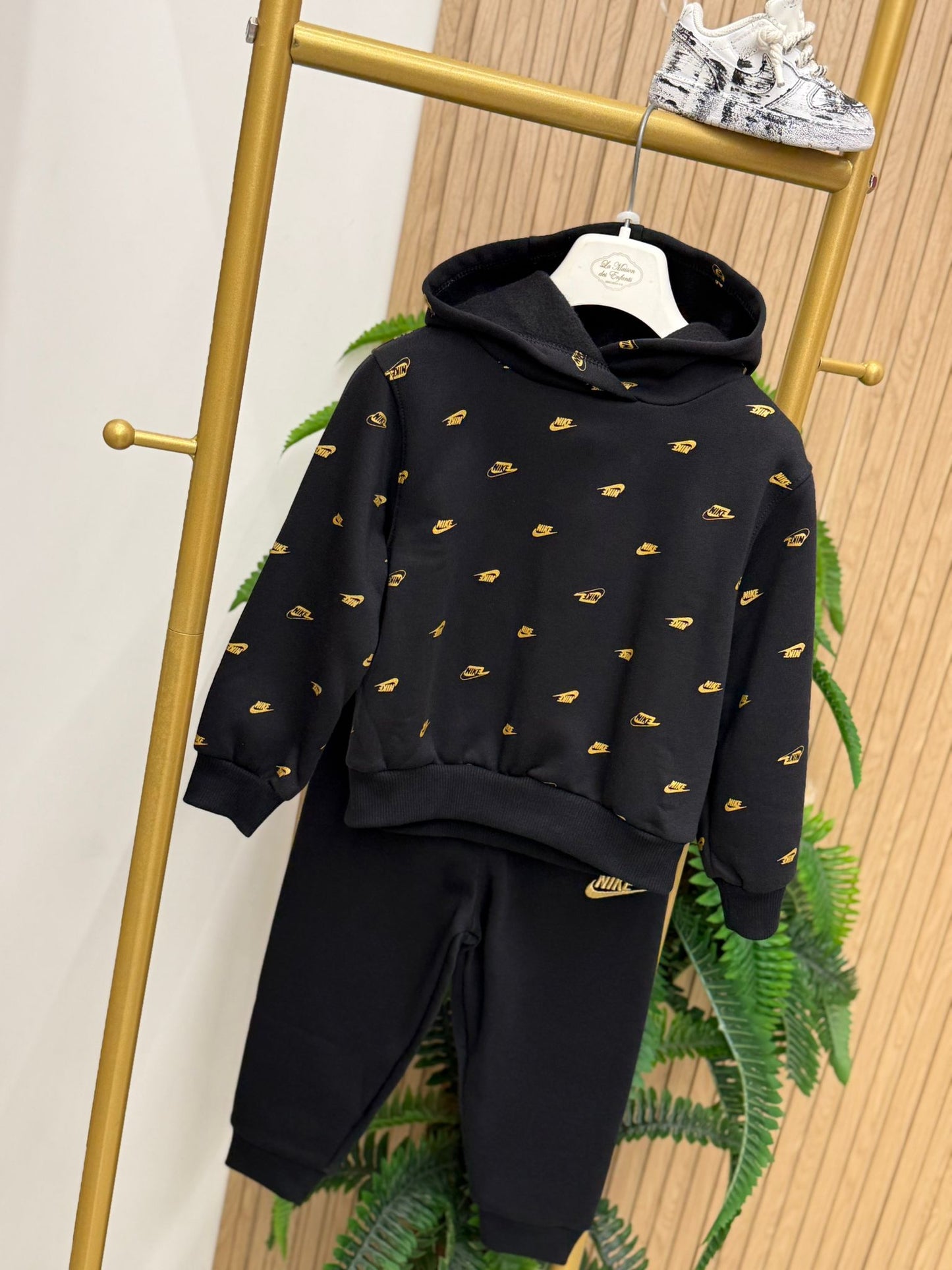 Tuta Nike logo gold